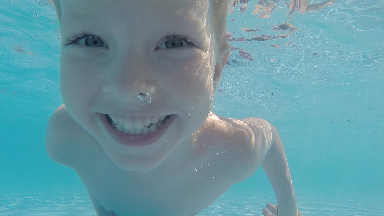 Dlaczego warto uczyć dziecko pływania i nurkowania?