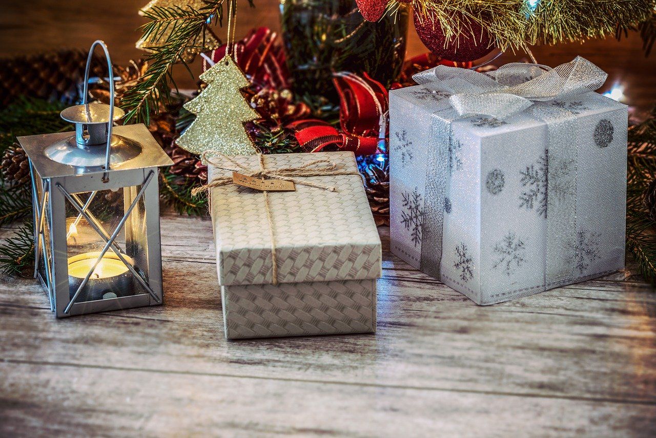 Praktyczne i wyjątkowe prezenty świąteczne – jak ich szukać?