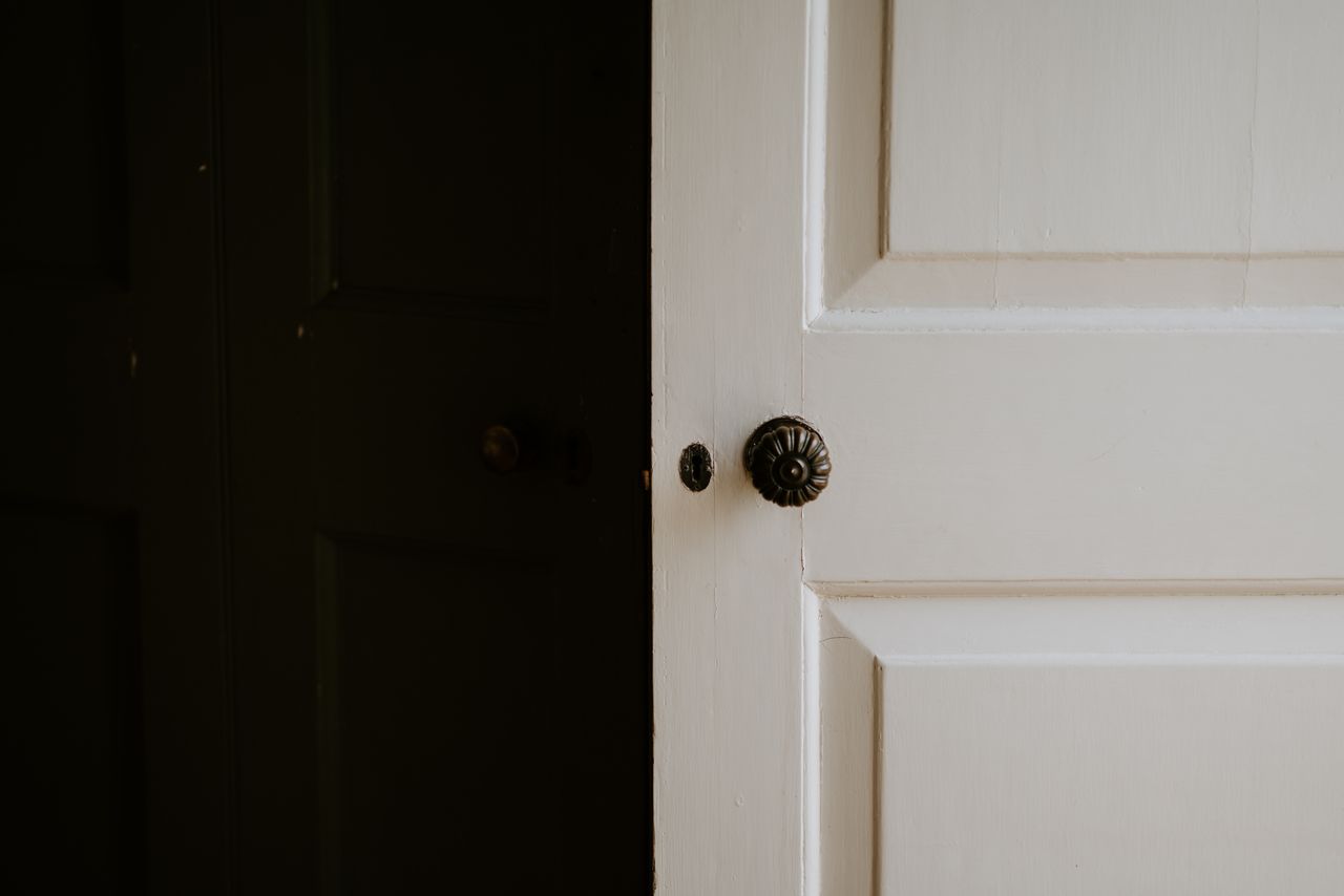 Bezpieczne i eleganckie drzwi – jak dobrać do nich odpowiednią klamkę?