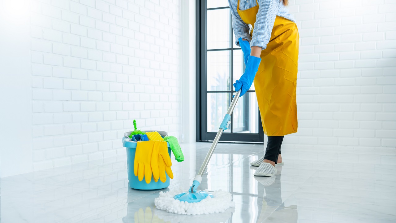 Jakie środki czystości używać w zależności od typu podłogi?