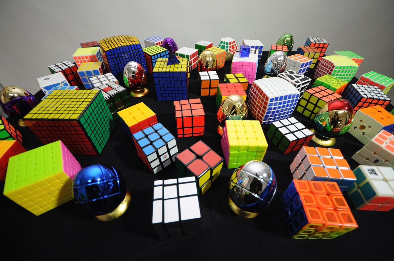 Jak znaleźć idealną kostkę Rubika dla profesjonalisty – czym musi się charakteryzować?