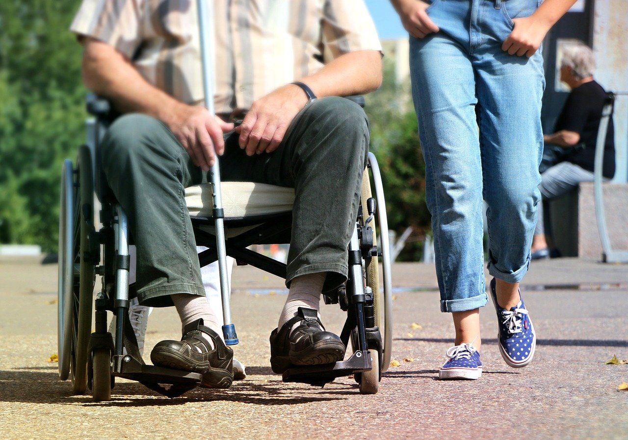 Skąd można pozyskać wyposażenie dedykowane osobom niepełnosprawnym?
