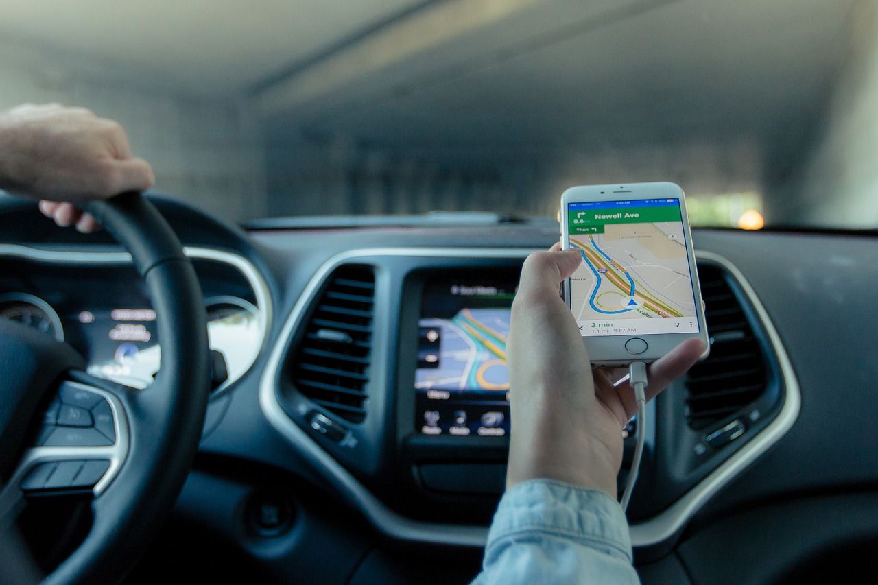Przenośny lokalizator GPS z aplikacją – dlaczego warto go mieć?