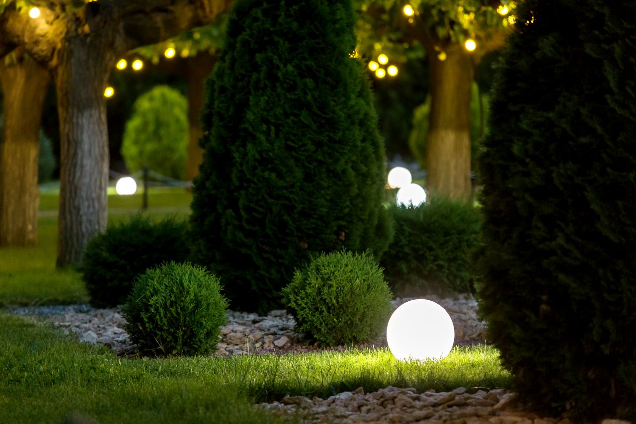 Oświetlenie w ogrodzie – jakie rodzaje możemy wyróżnić?